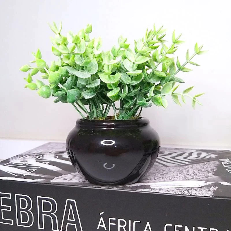 Vasinho de cerâmica preto com plantinha artificial